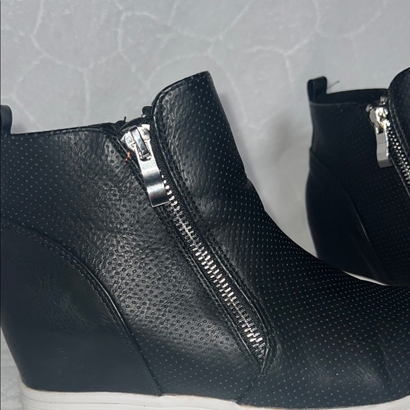 Journee Collection Women’s Black and White Sneakers for Effortless Style SZ 7.5 - Picture 8 of 8